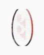 Zwart-rood badmintonracket met een zwart handvat op een witte achtergrond.