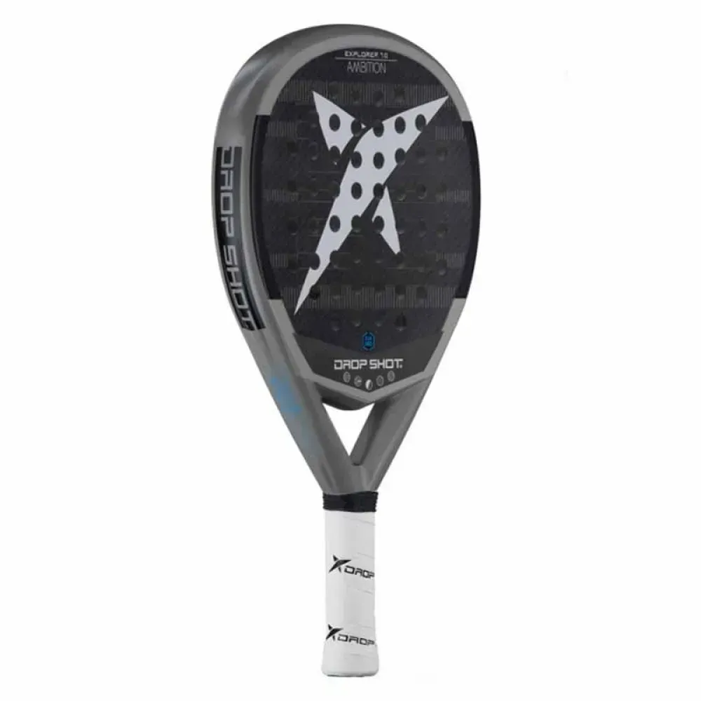 Zwart-grijs pickleball racket met wit geperforeerd slagvlak en grip, afgebeeld op een witte achtergrond.