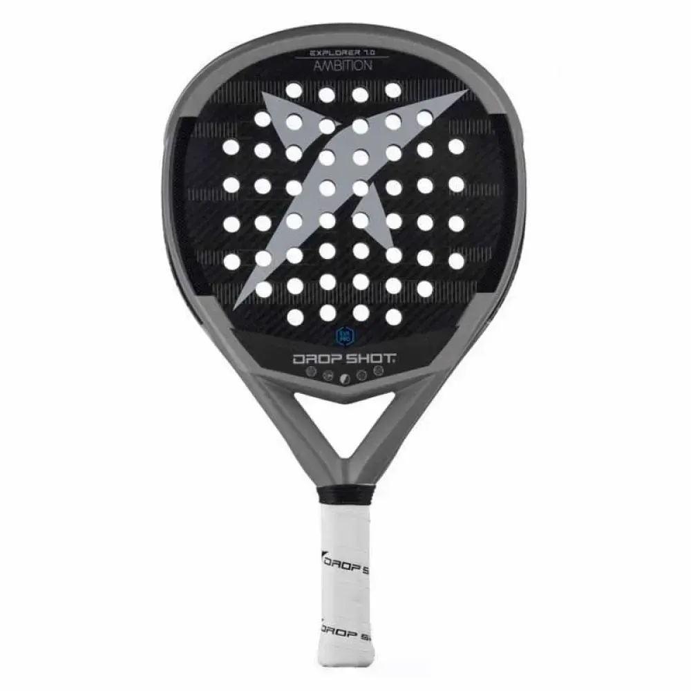 Zwart-grijs pickleball racket met wit geperforeerd slagvlak en grip, afgebeeld op een witte achtergrond.