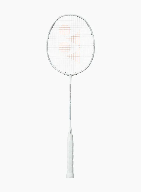 Wit badmintonracket met een ovale kop met stippen en een slank handvat op een lichte achtergrond.