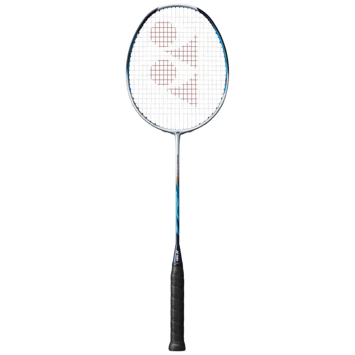 Badmintonracket met wit snarenbed, blauwe steel en zwarte grip op een witte achtergrond.