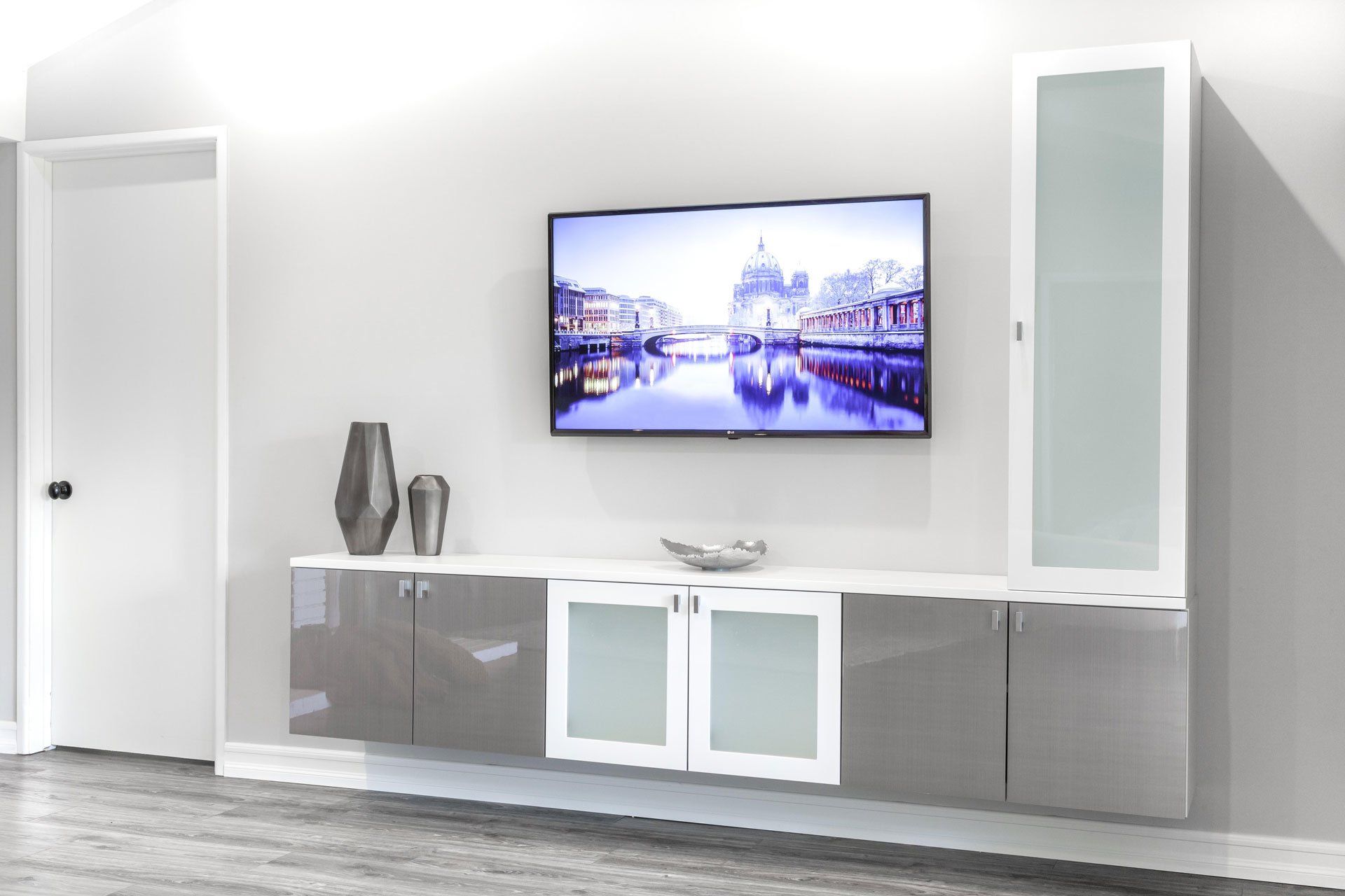 A living room with a flat screen tv on the wall.