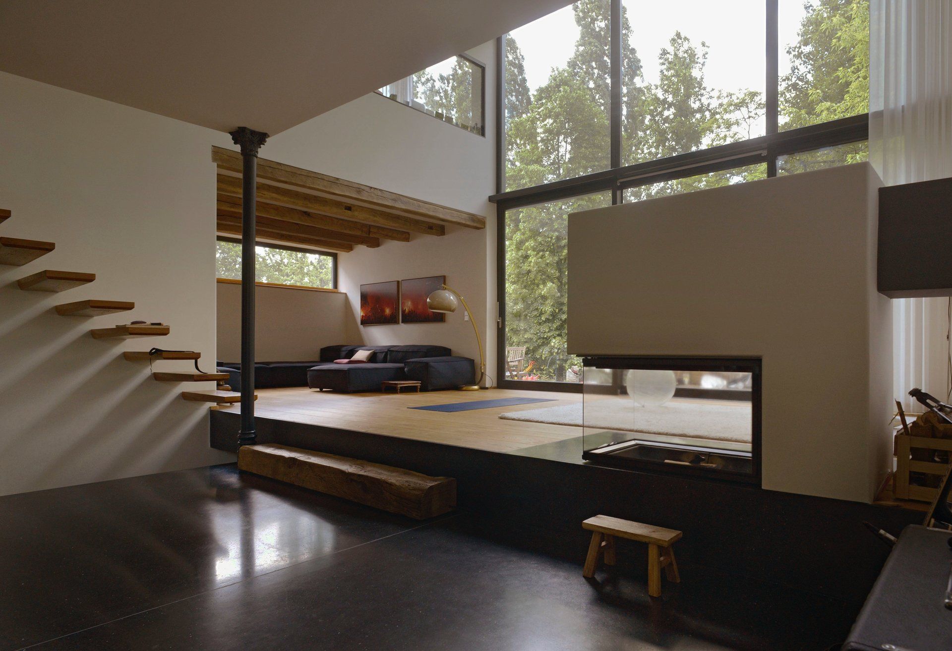 Ein Wohnzimmer mit einer Couch und einer Treppe darin
