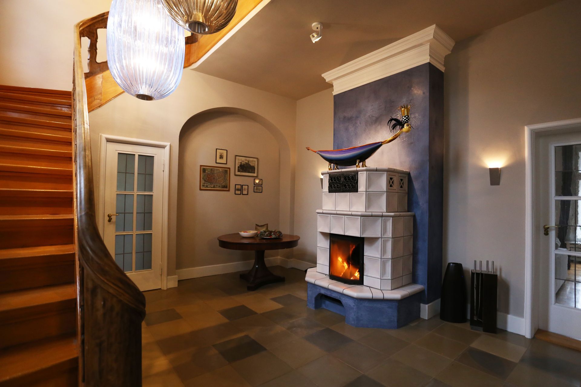 Ein Raum mit Kamin und Treppe darin