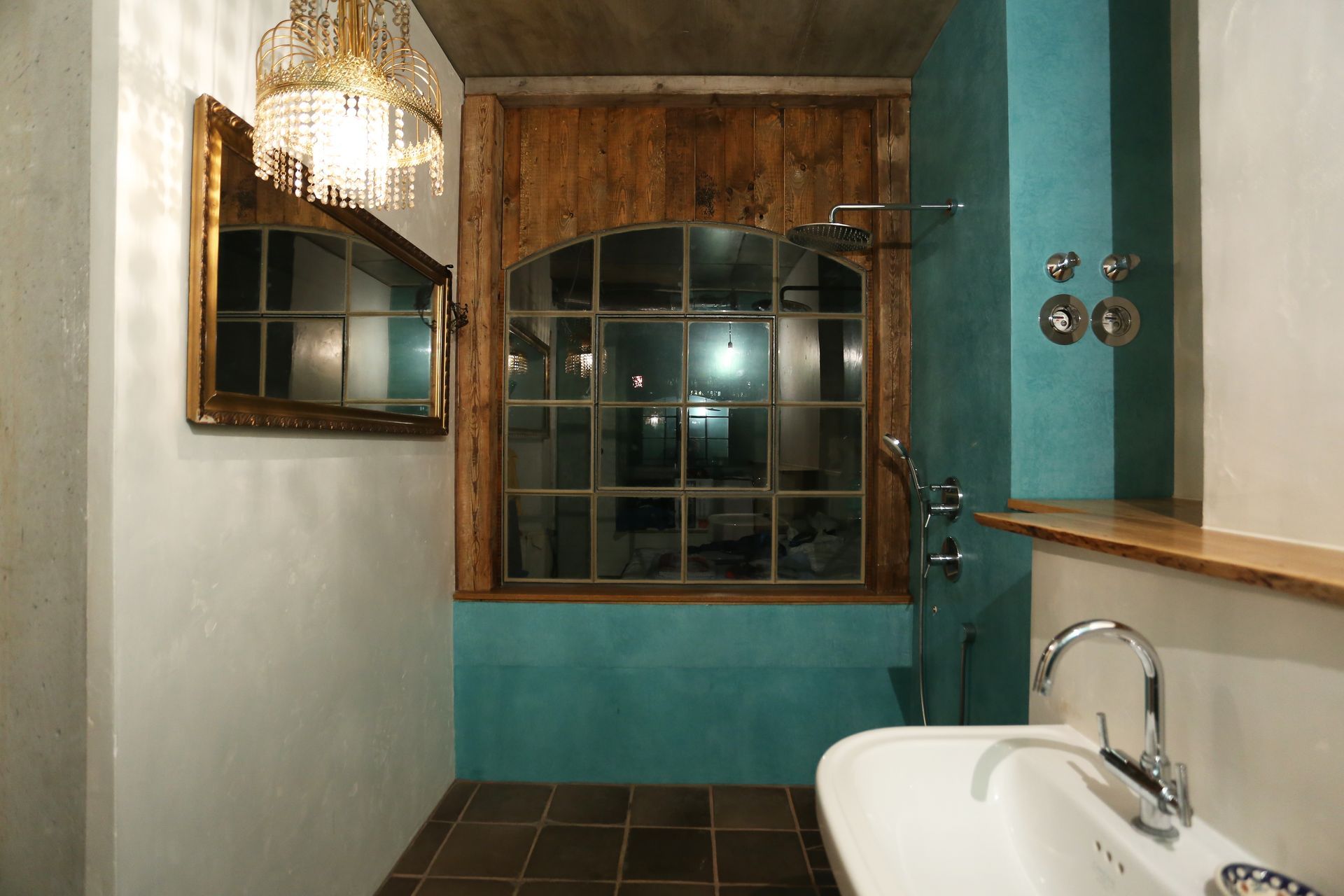 Ein Badezimmer mit Waschbecken, Spiegel und Fenster