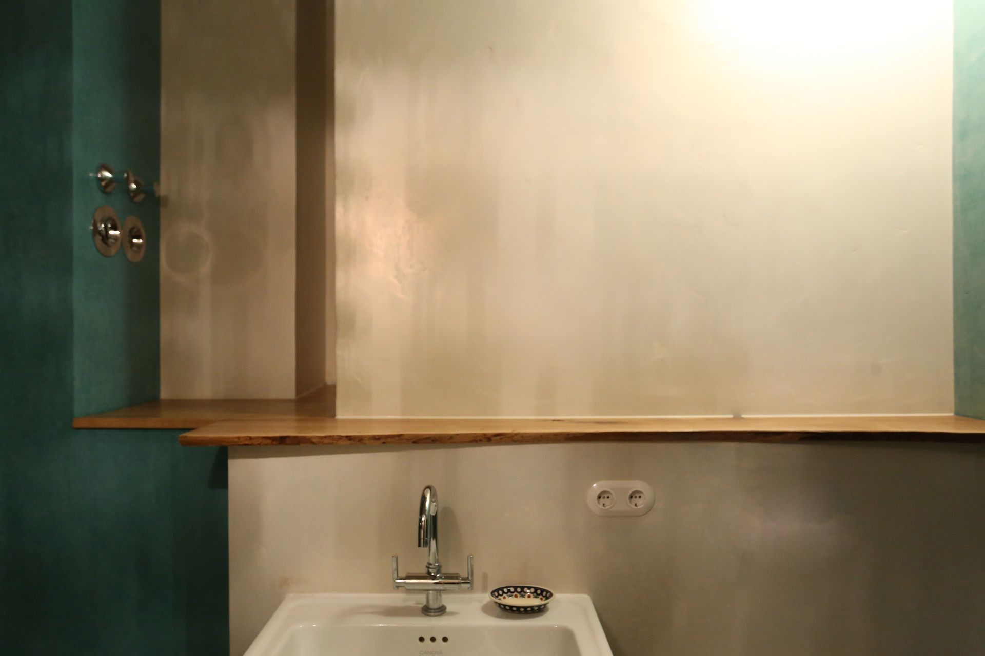 Ein Badezimmer mit Waschbecken und Spiegel an der Wand