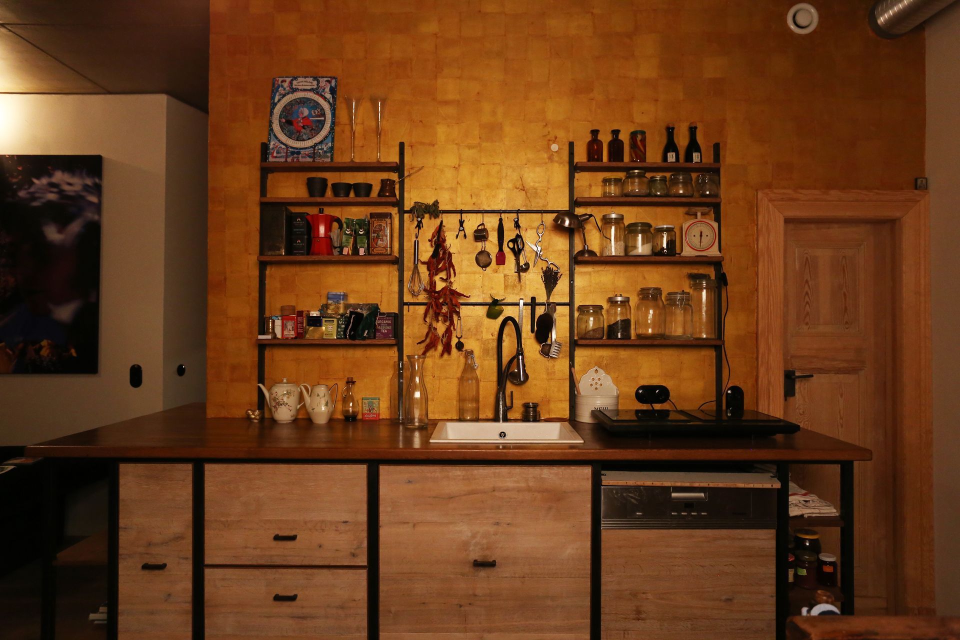 Eine Küche mit Holzschränken und einer gelben Wand