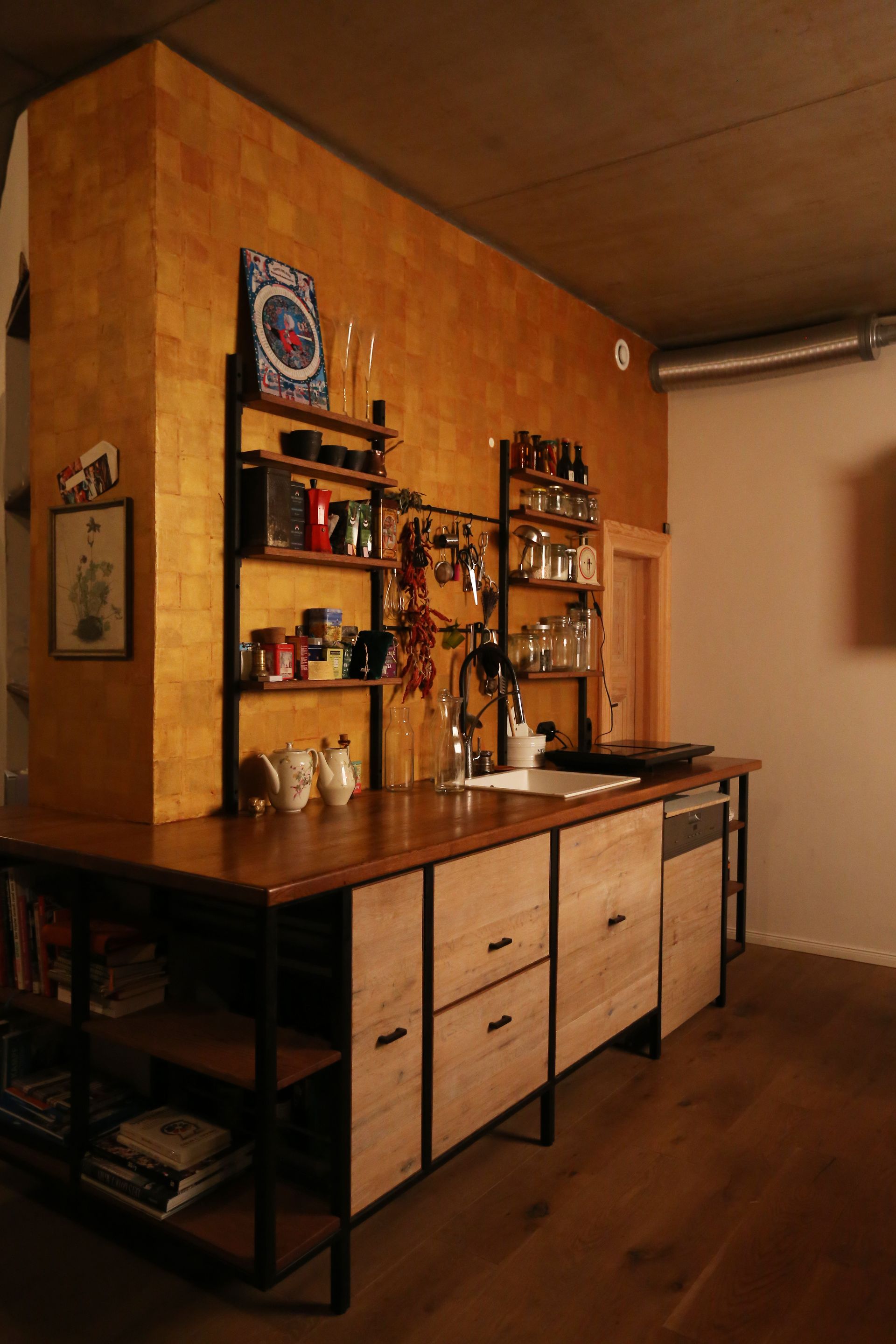 Eine Küche mit Holzschränken und einer Uhr an der Wand