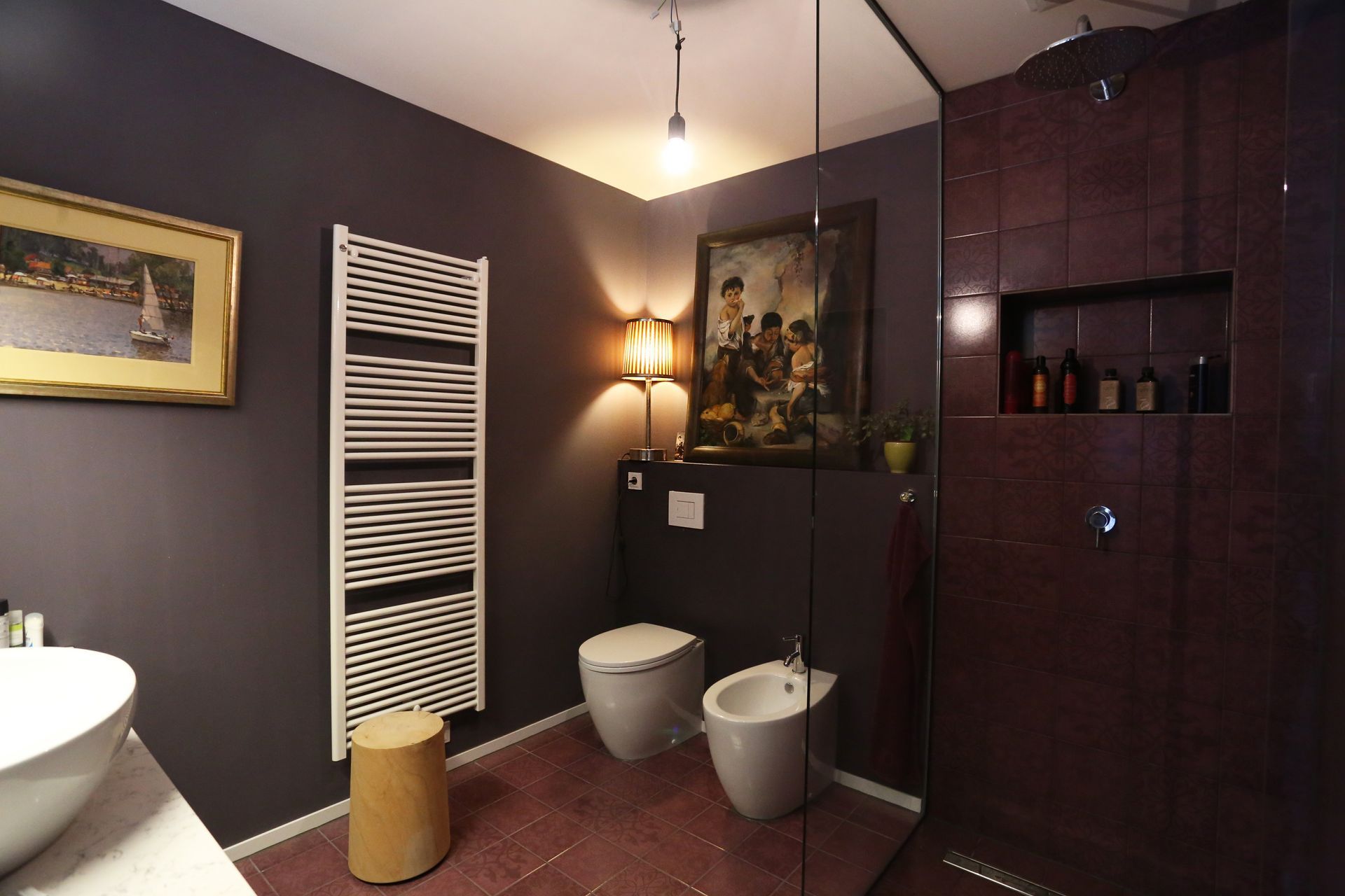 Ein Badezimmer mit zwei Toiletten und einem Bidet