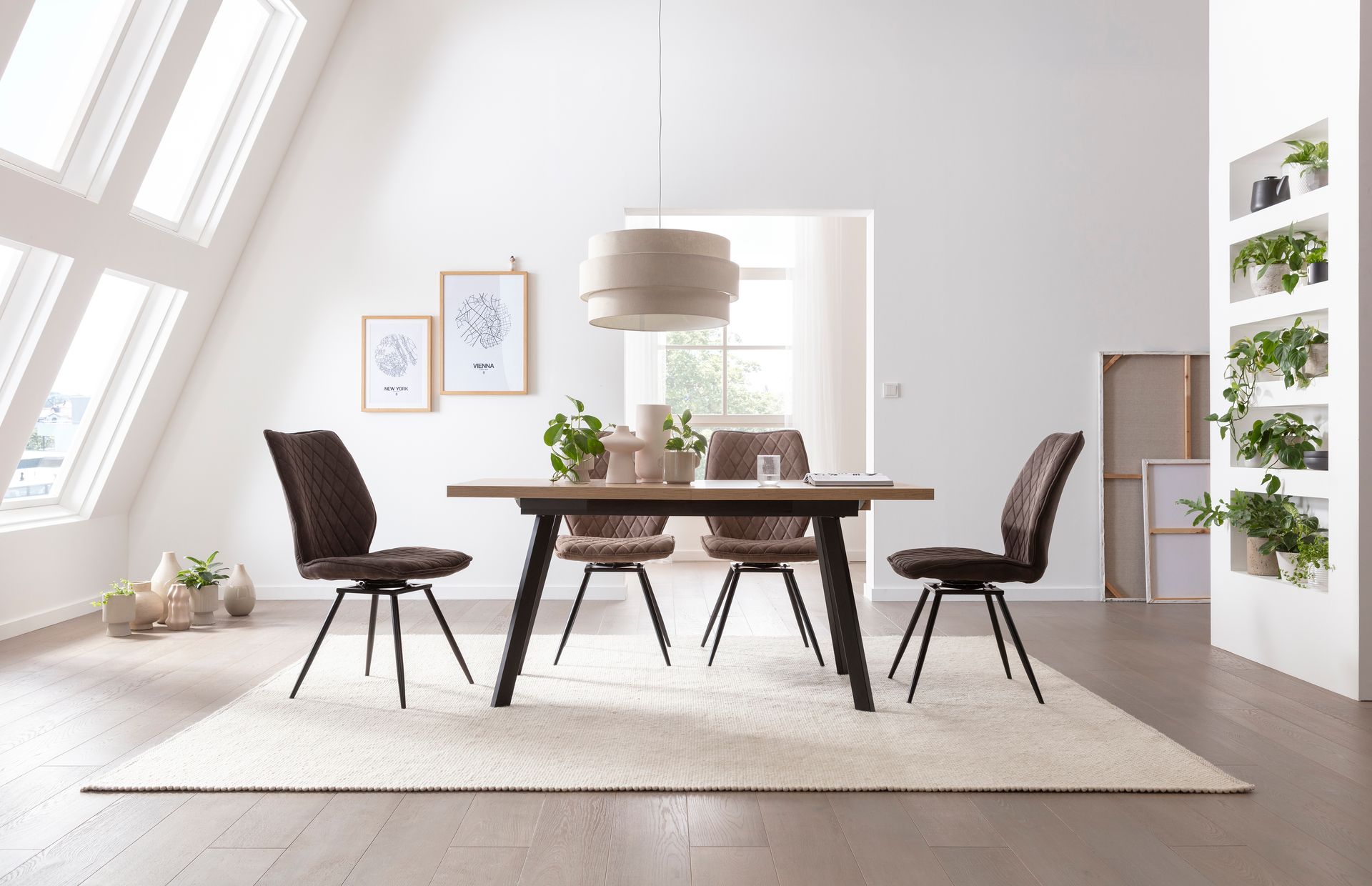 Ein Esszimmer mit Tisch, Stühlen und einem Teppich.