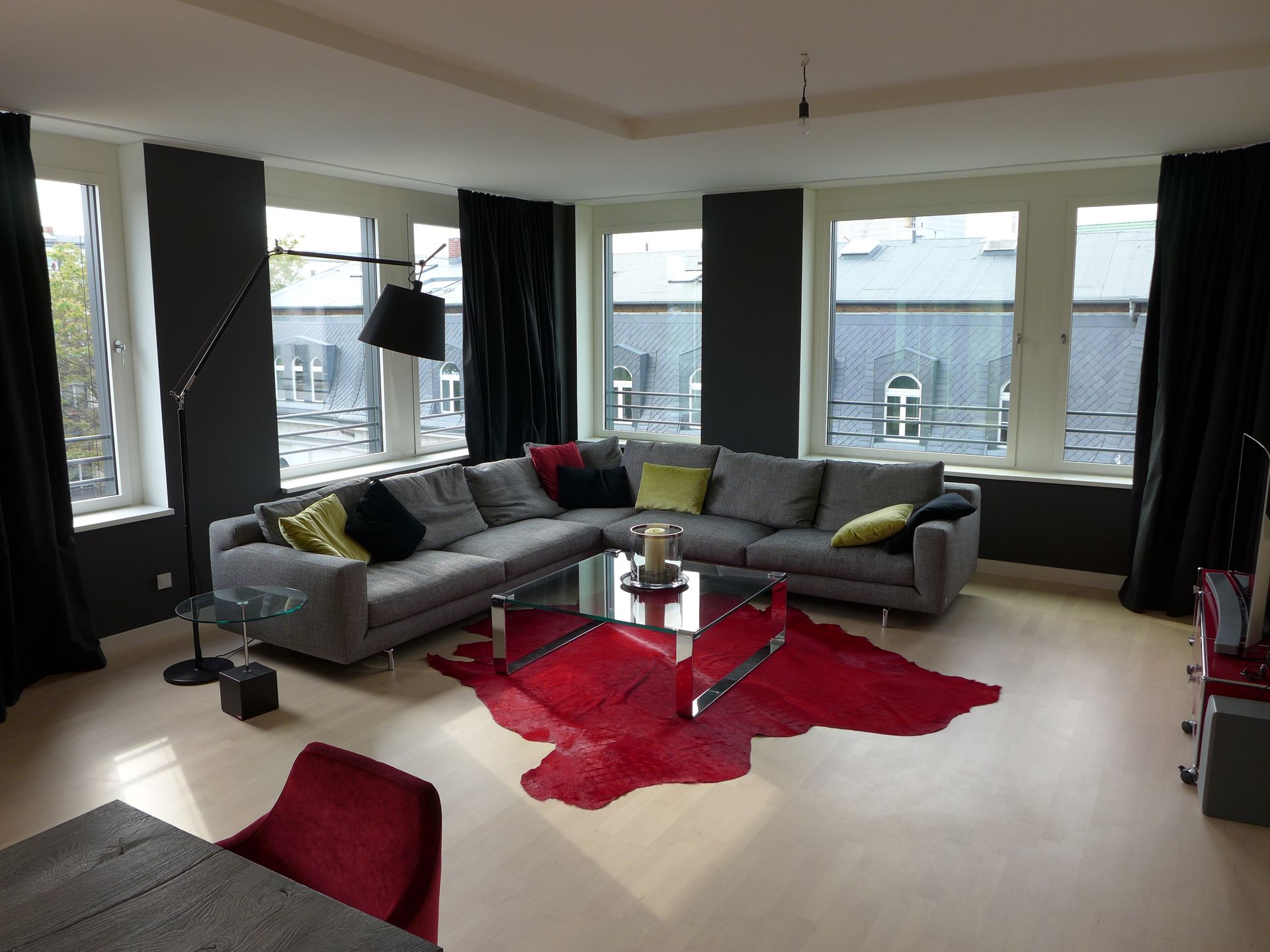 Ein Wohnzimmer mit einem großen Sofa und einem roten Teppich