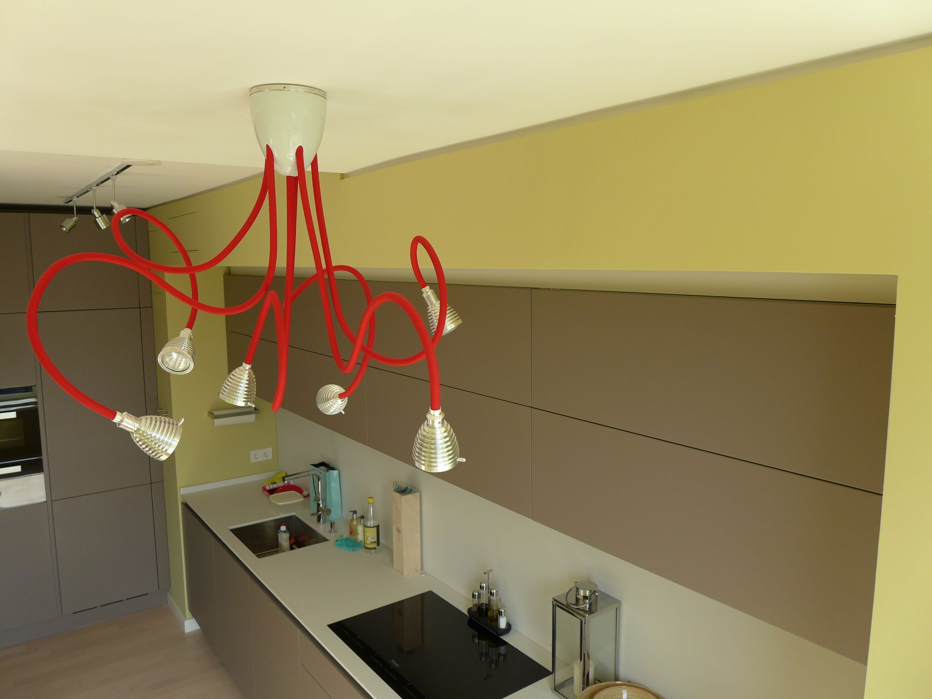 Eine Küche mit einem roten Licht, das von der Decke hängt