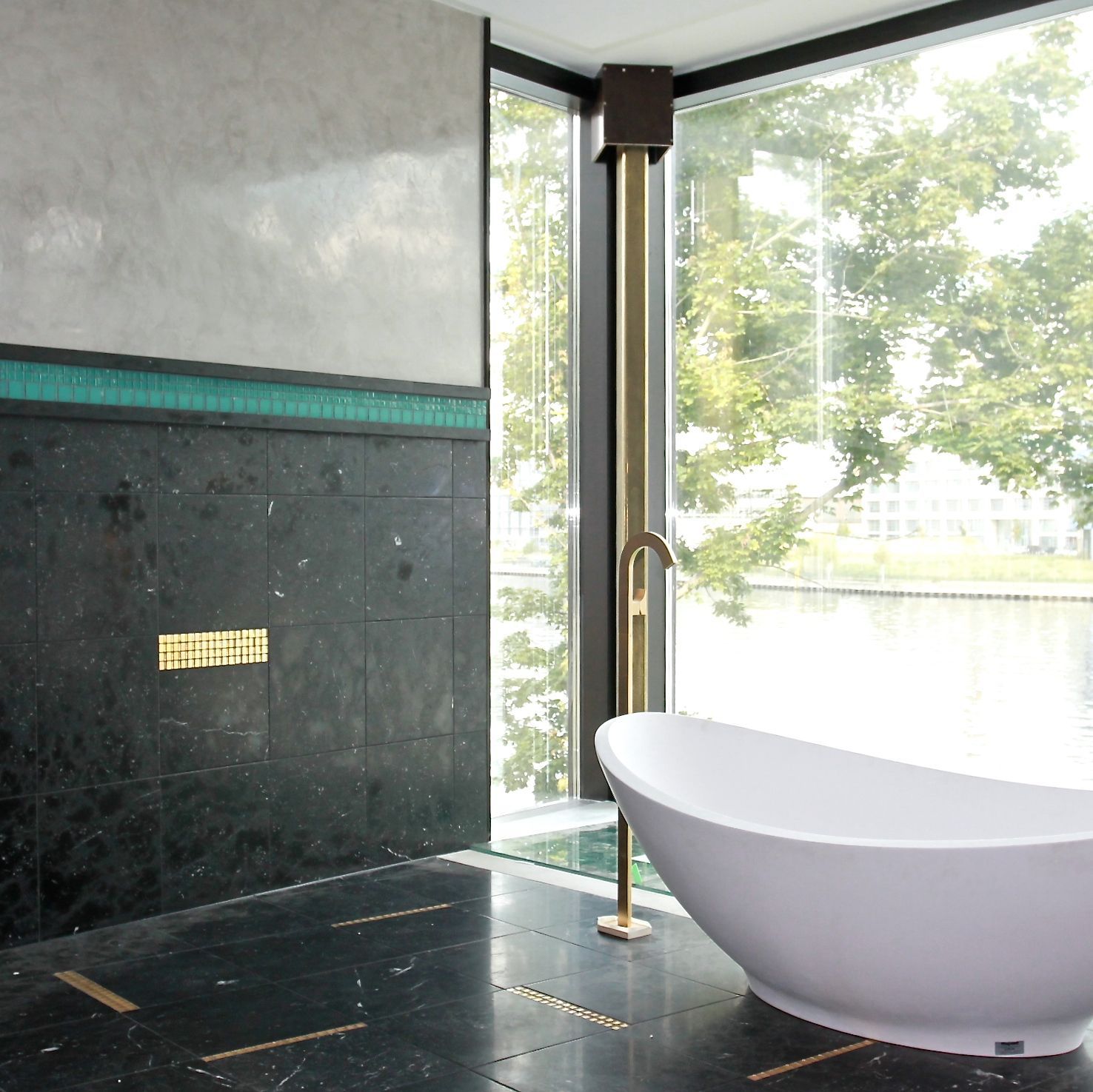 Eine Badewanne in einem Badezimmer neben einem Fenster