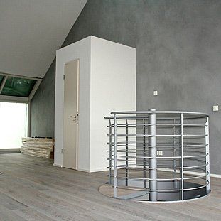 Ein leerer Raum mit einer Wendeltreppe und einem Metallgeländer