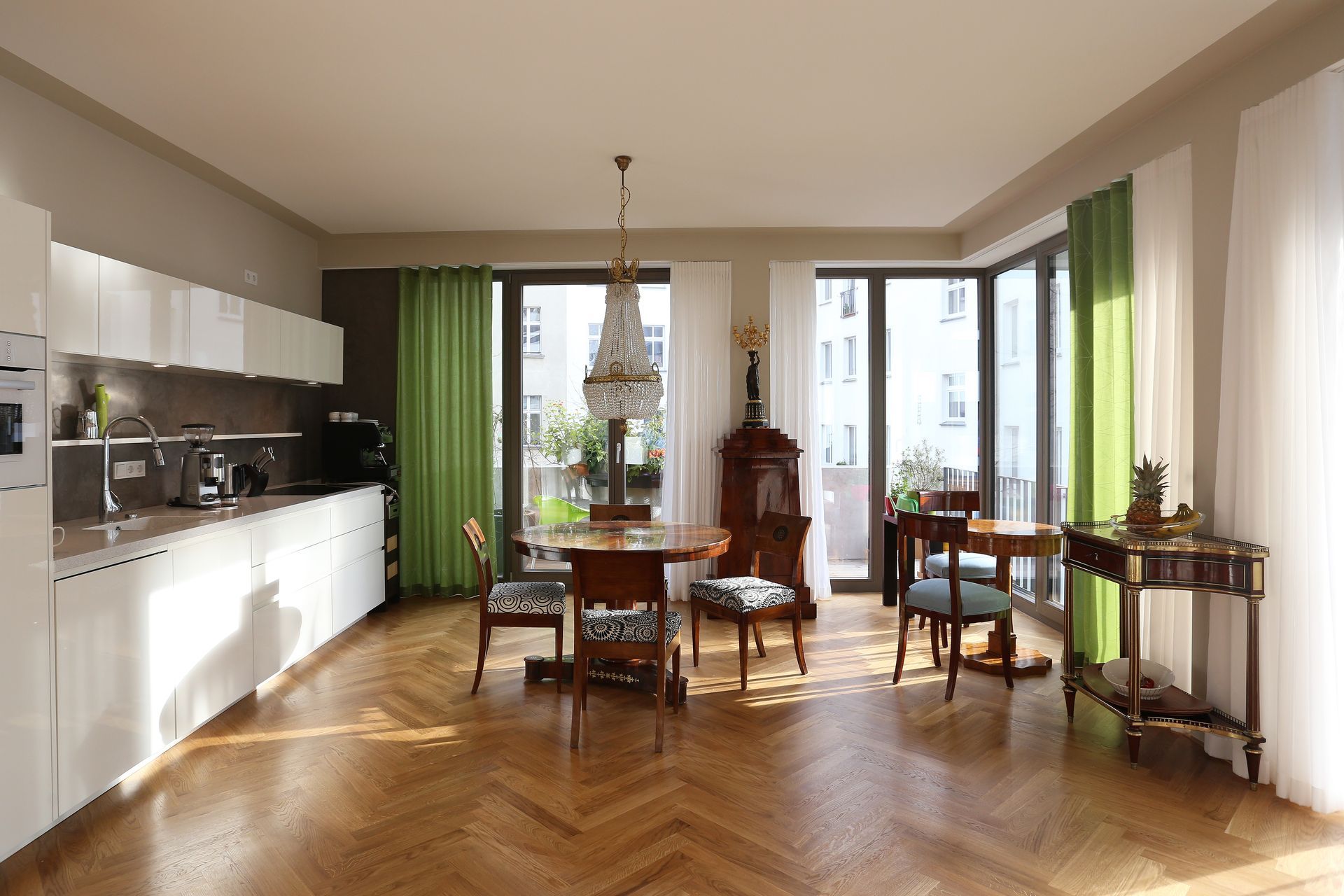 Ein Wohnzimmer mit Tisch und Stühlen und eine Küche