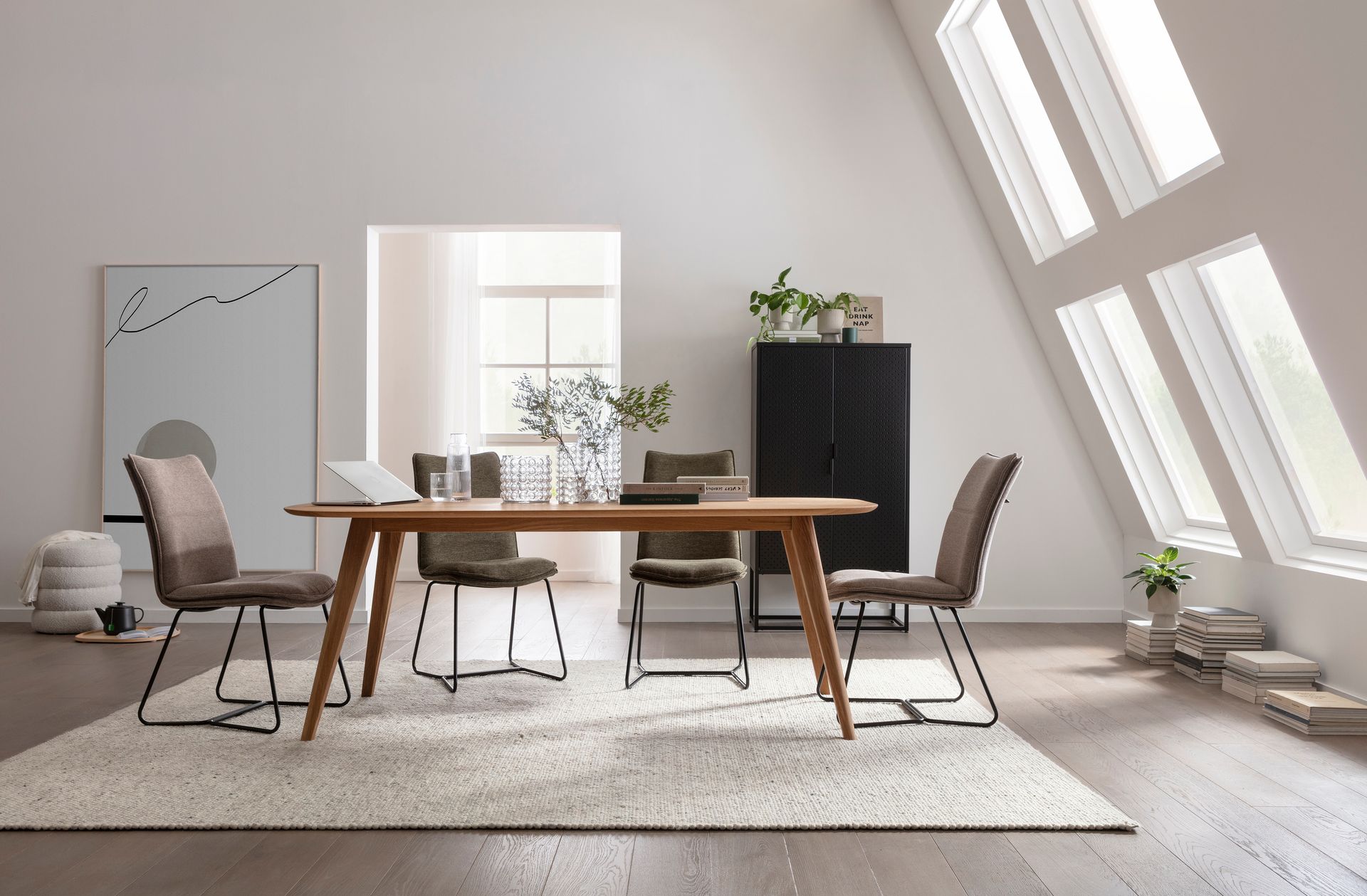 Ein Esszimmer mit Tisch, Stühlen und einem Teppich.