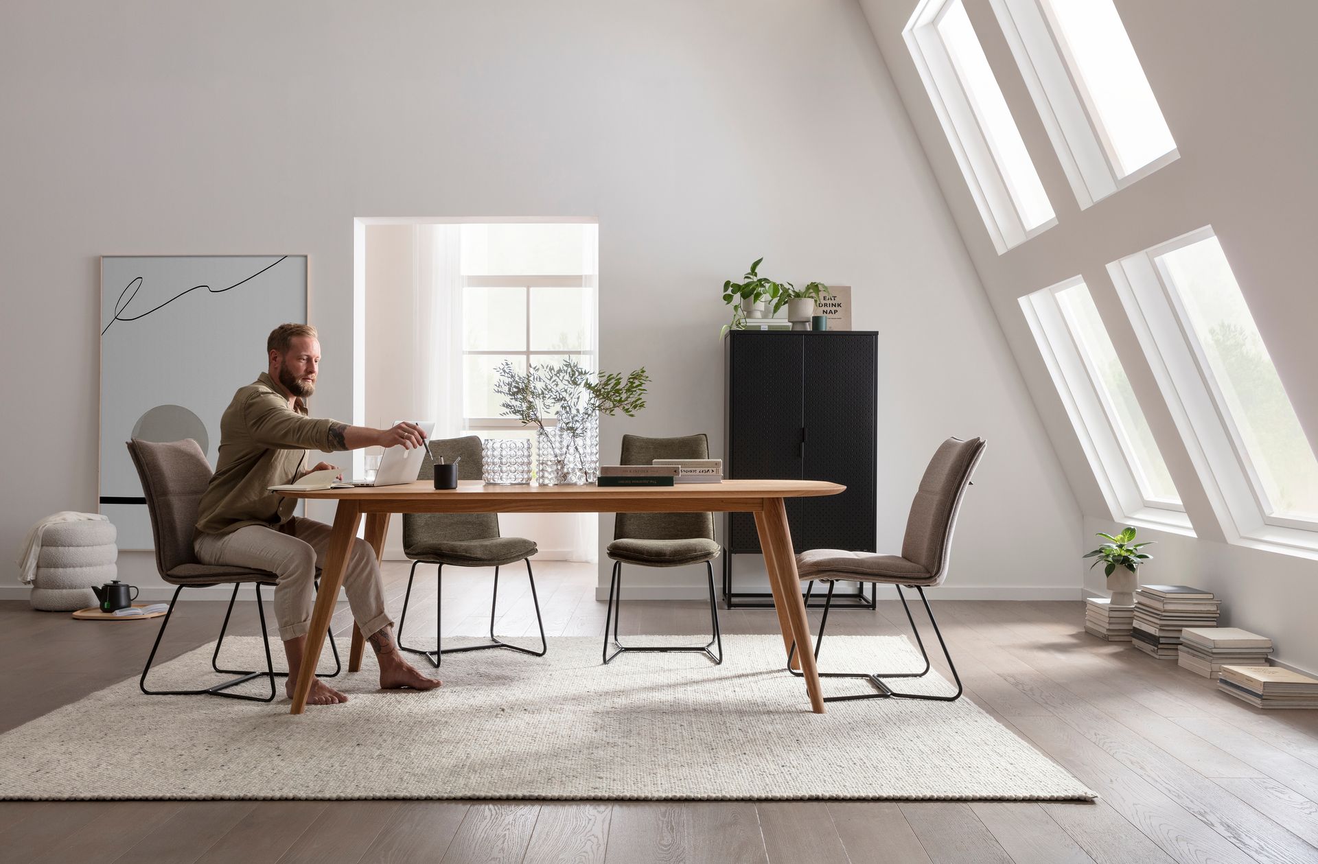 Ein Mann sitzt an einem Tisch in einem Esszimmer.