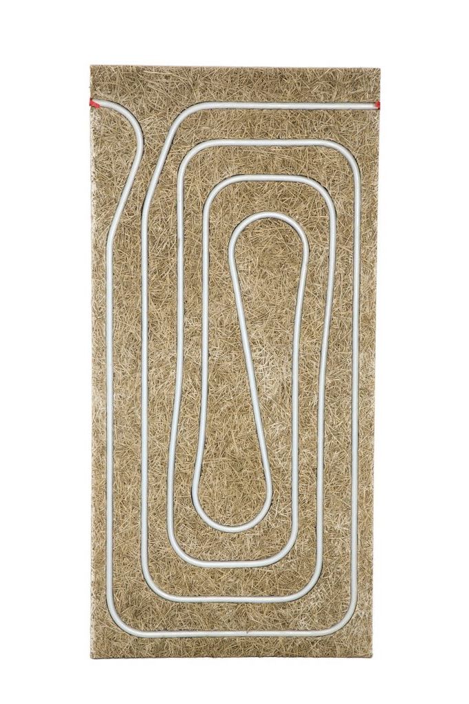 Ein Strahlungsheizpaneel mit weißen Rohren, die in einem durchgehenden, gewundenen Serpentinenmuster angeordnet sind.