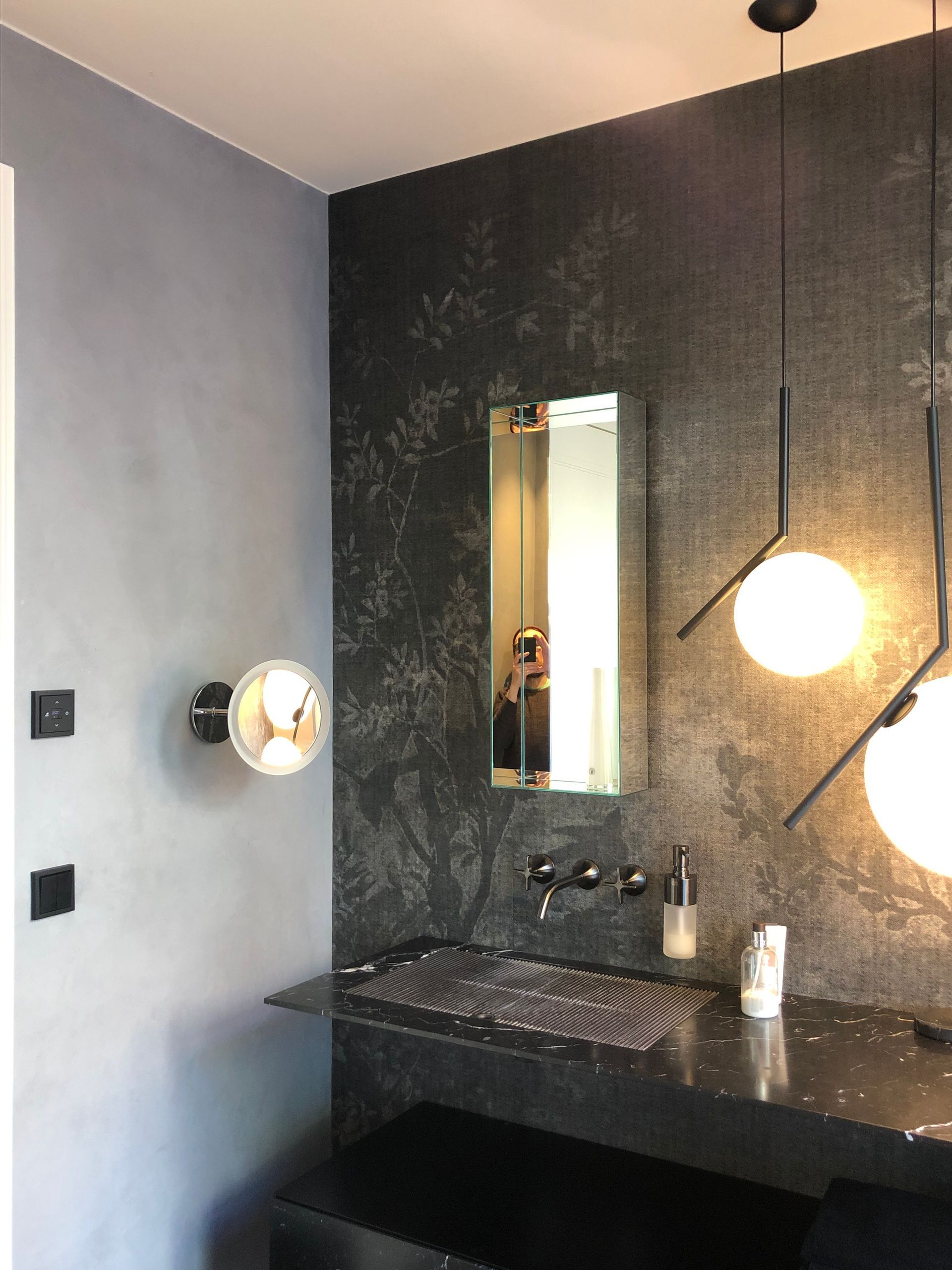 Ein Badezimmer mit Waschbecken und Spiegel