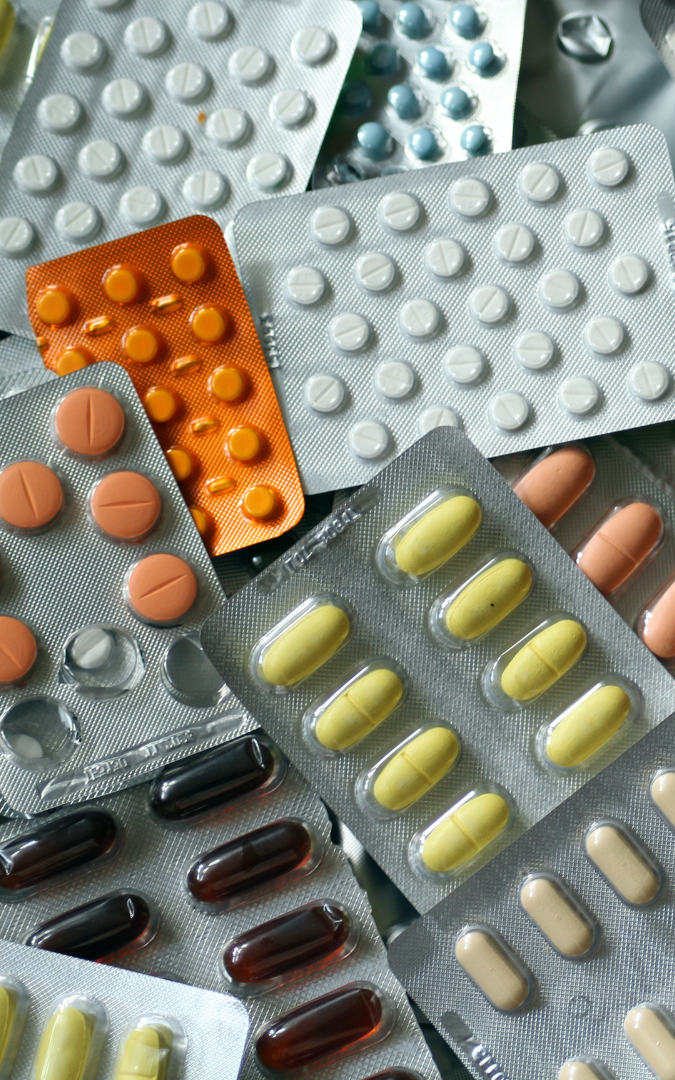 Verschiedene Blisterpackungen mit Tabletten in unterschiedlichen Farben.