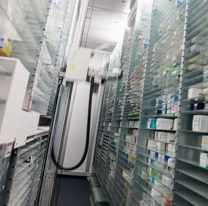 Ein sehr langer Gang in einer Apotheke mit vielen Medikamenten gefüllt