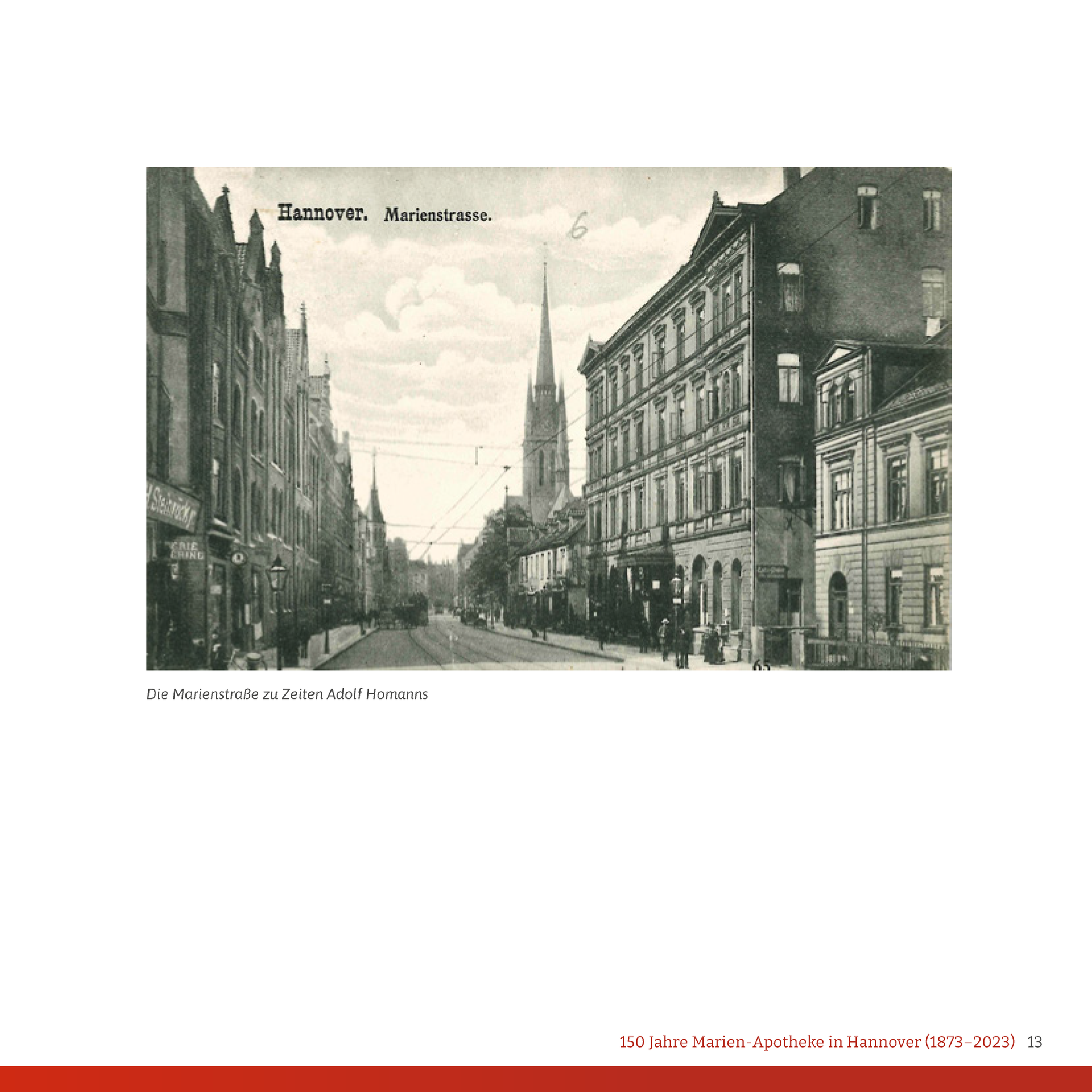 Ein Schwarzweißfoto einer Stadtstraße mit einer Kirche im Hintergrund