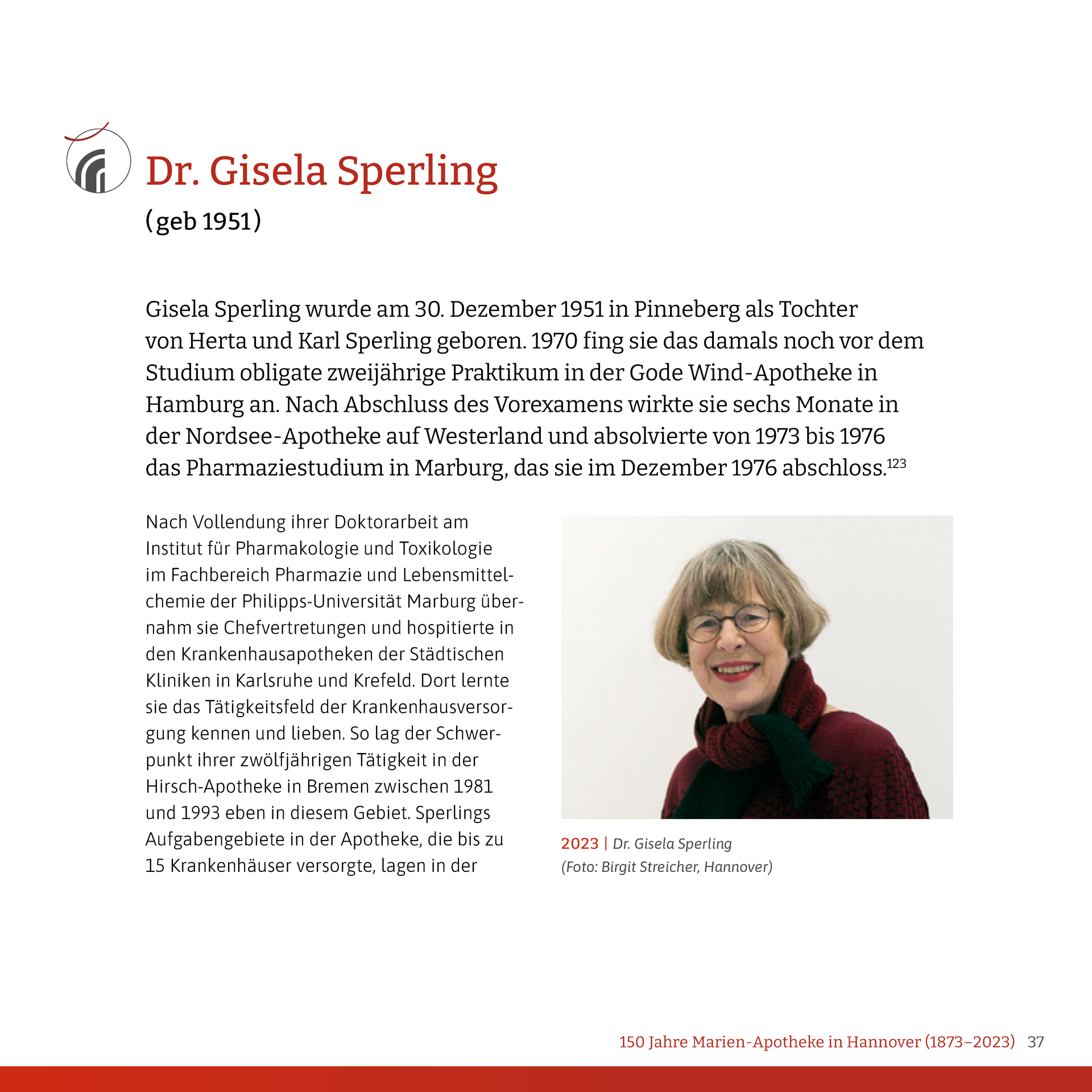 Ein Bild einer Frau mit Brille und rotem Schal.