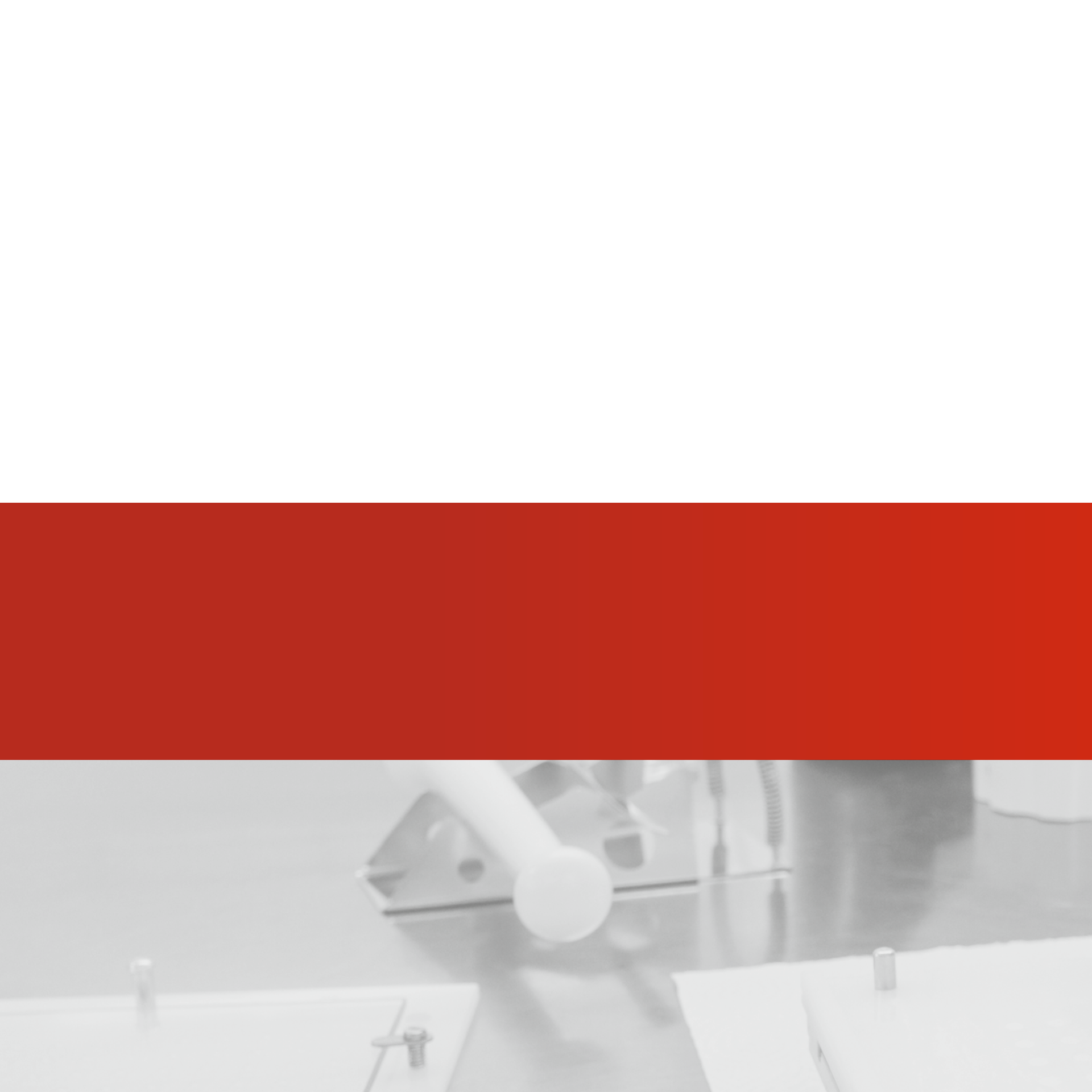 Ein rot-weiß gestreifter Hintergrund mit einem unscharfen Bild einer Maschine.
