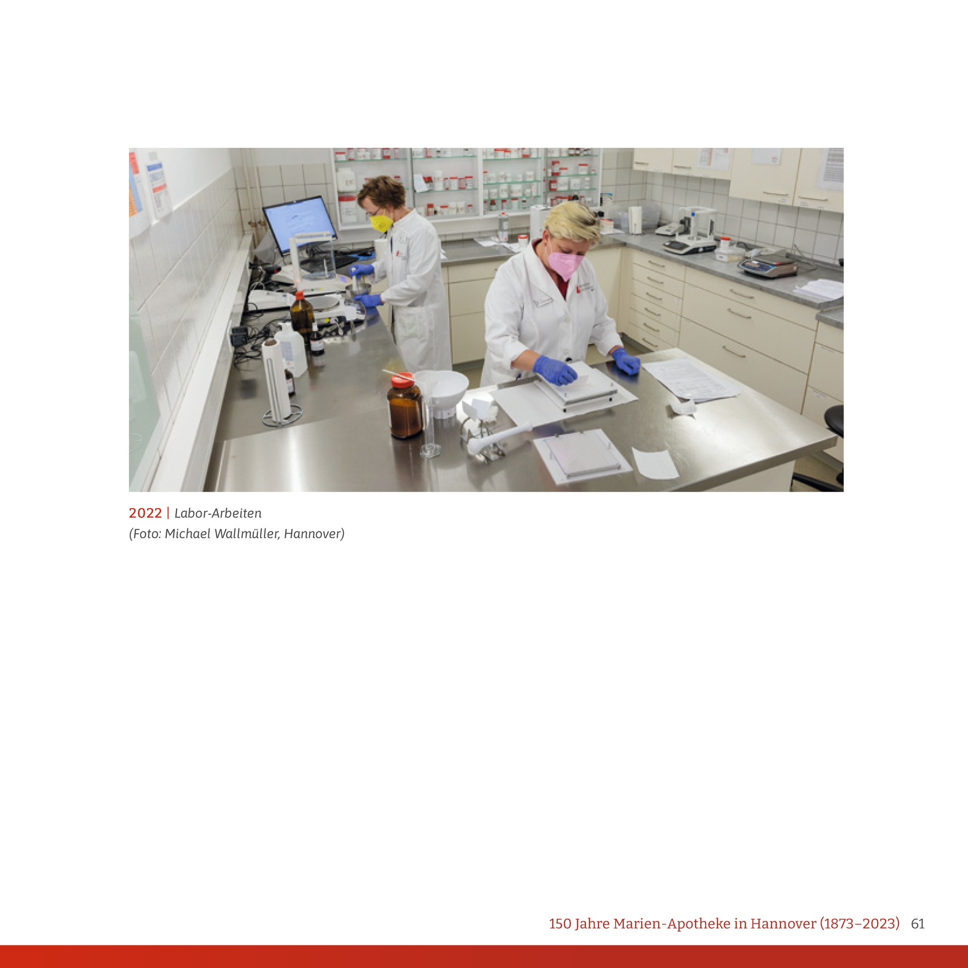 Zwei Wissenschaftler arbeiten in einem Labor.