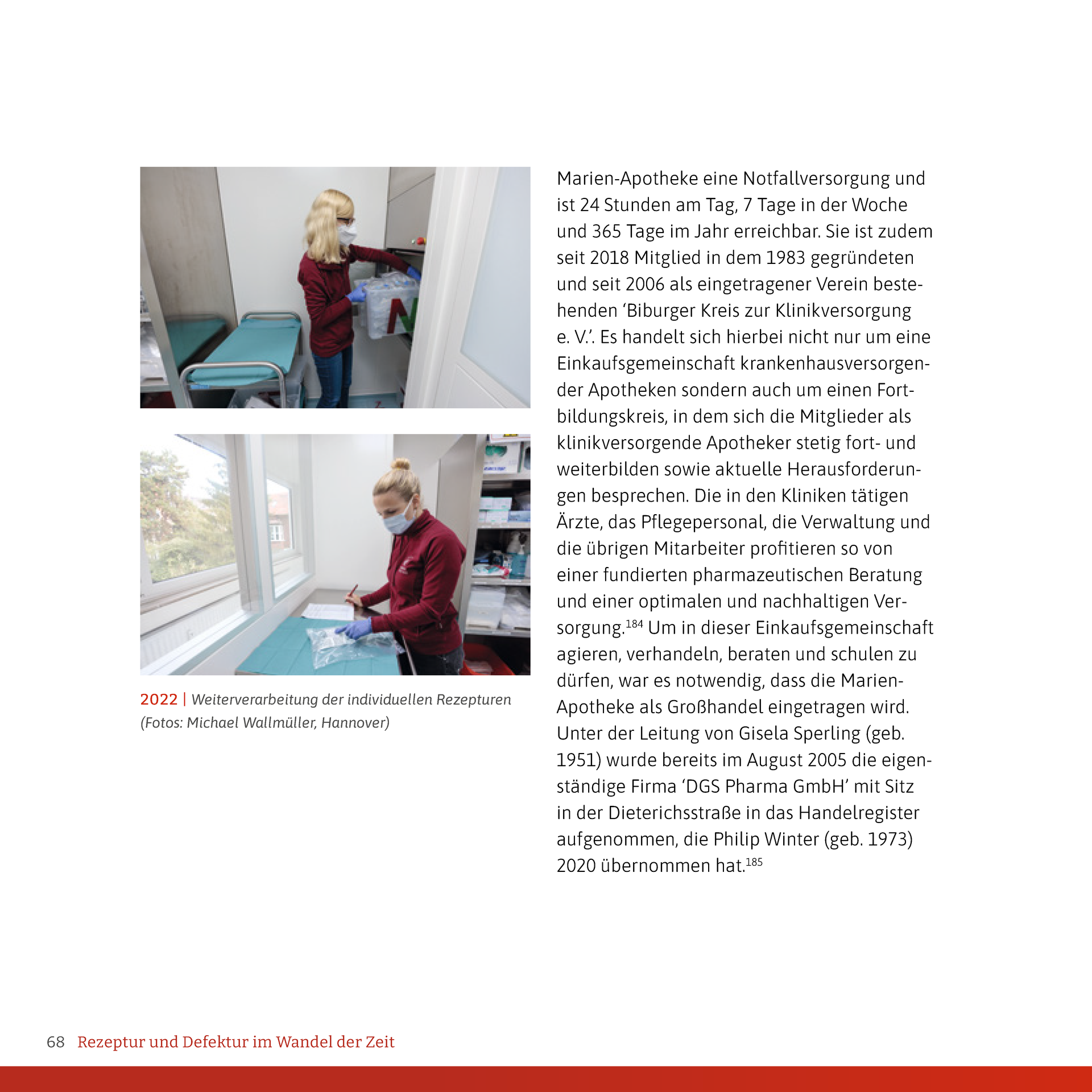 Eine Frau mit Maske putzt ein Fenster in einem Krankenhauszimmer.