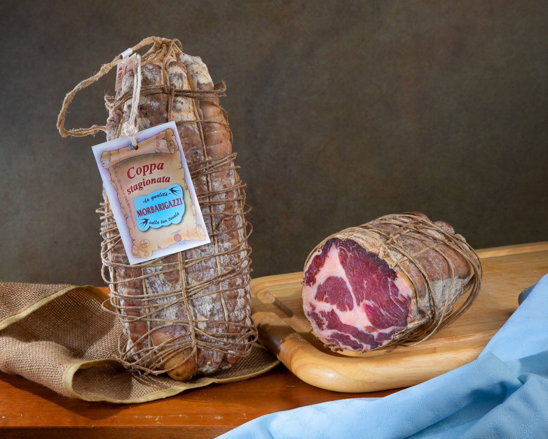 Un pezzo di carne con un'etichetta che dice coppa sopra