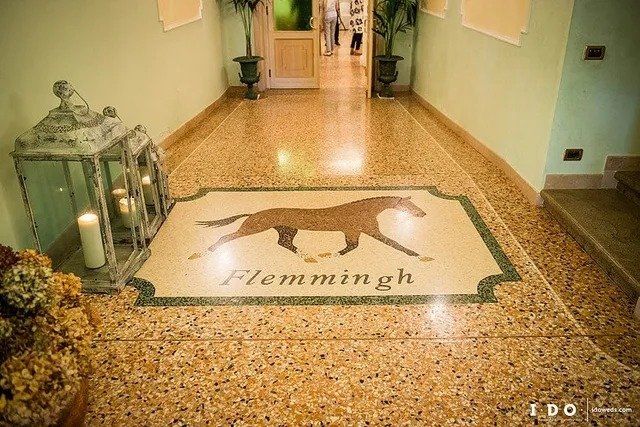 Corridoio con pavimento a chiazze; mosaico intarsiato raffigurante un cavallo con la scritta