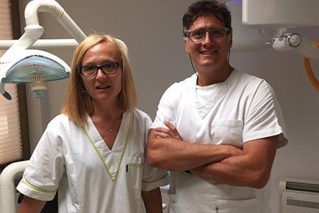 uomo sorridente con braccia incrociate