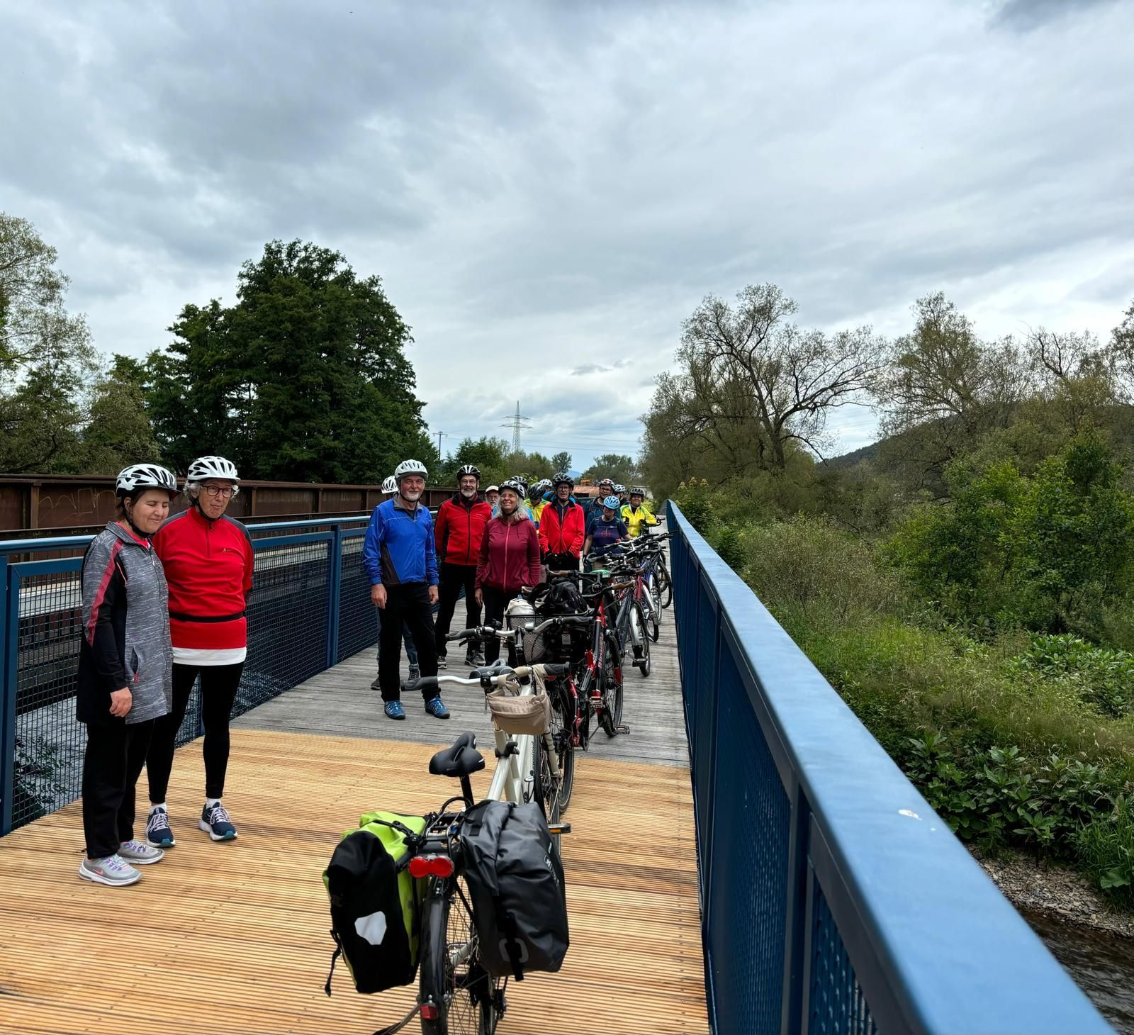 Eine Gruppe von Menschen, die auf einer Brücke Fahrrad fahren