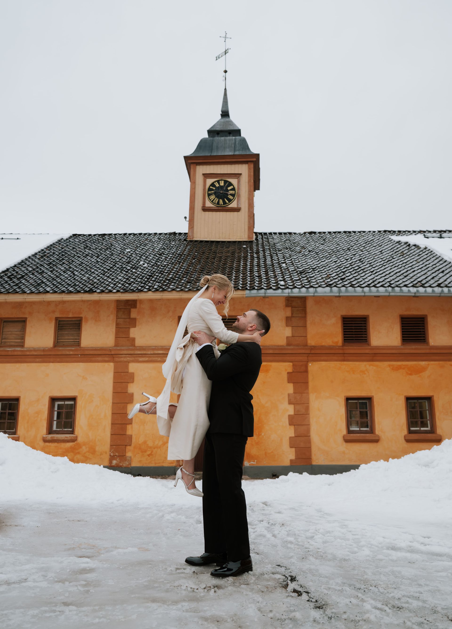 Brudepar i salen på Bogstad Gård. Foto: Helene Kjærgaard