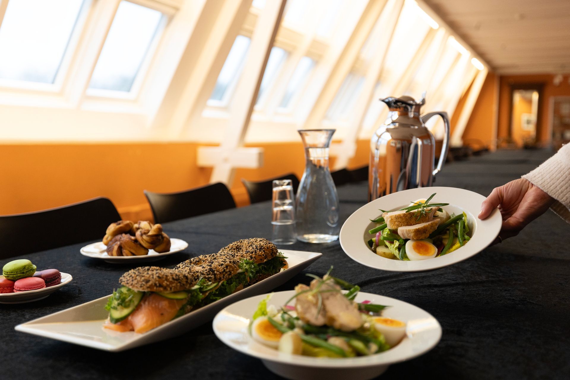 Gourmetretter på et restaurantbord ved solfylte vinduer