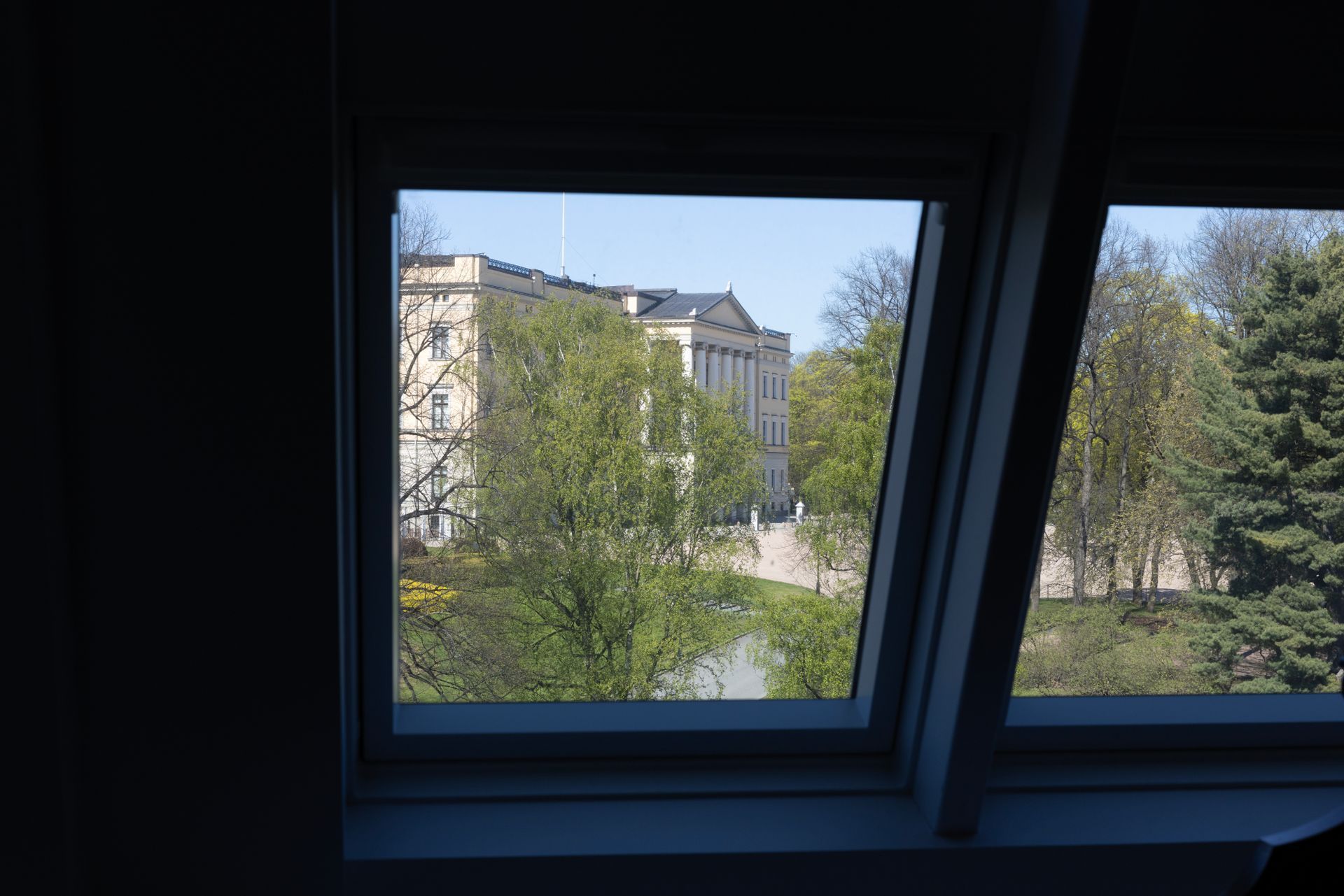 Utsikt gjennom et takvindu av slottet. 
