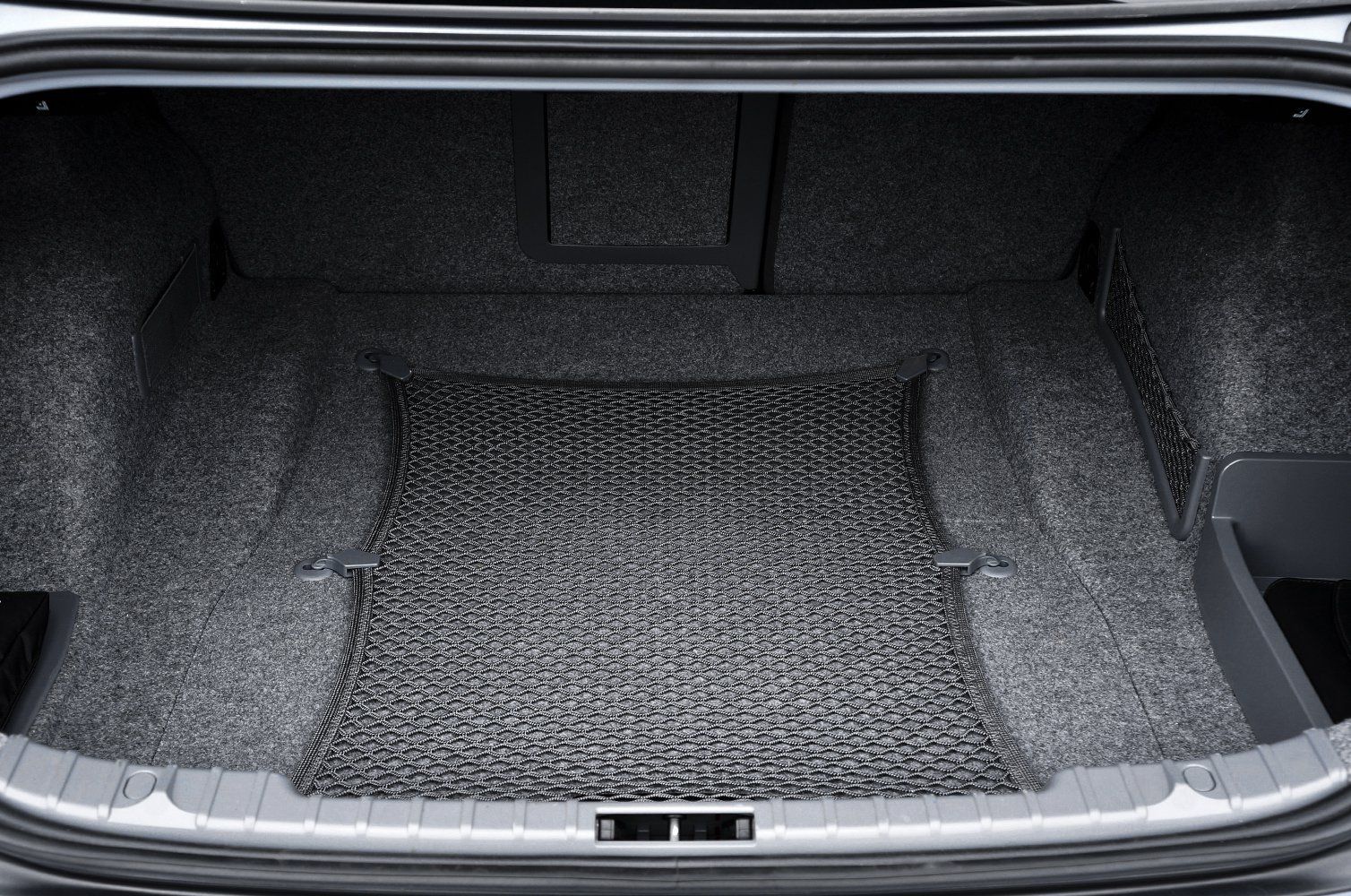 Le coffre d'une voiture avec un tapis dedans
