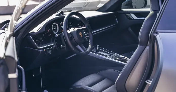 Un gros plan de l'intérieur d'une voiture avec la porte ouverte.