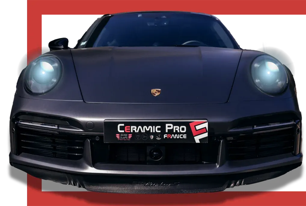 Une voiture de sport noire avec une plaque d'immatriculation qui dit Ceramic Pro