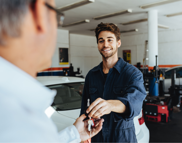 A person handing out keys | Service Automotive