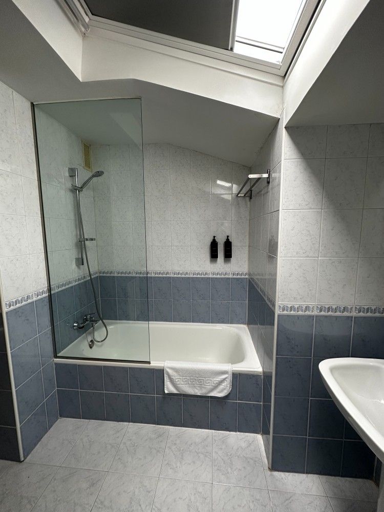Bañera del apartamento Santo Domingo en Guadalajara de corta estancia | AT Home Apartamentos