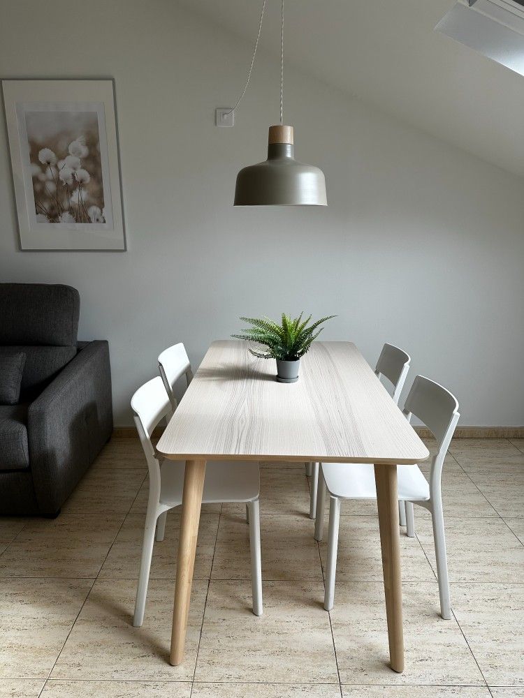 Mesa del salon del apartamento Santo Domingo en Guadalajara de corta estancia | AT Home Apartamentos