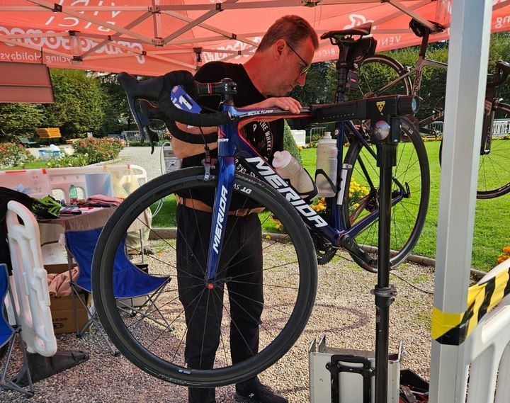 Un uomo sta lavorando su una bicicletta Merida