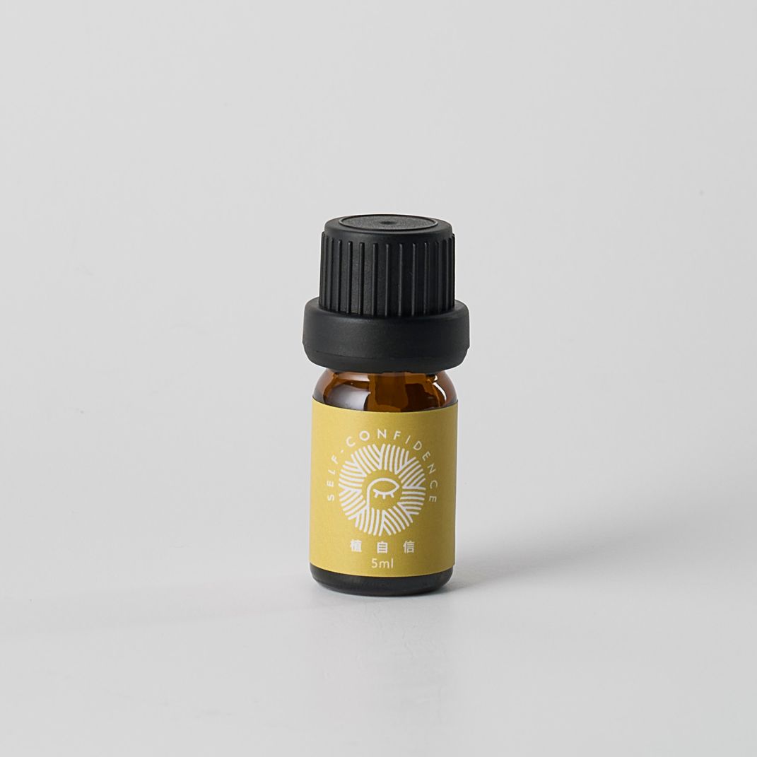 琥珀色小精油瓶，黑色瓶蓋，黃色標籤。