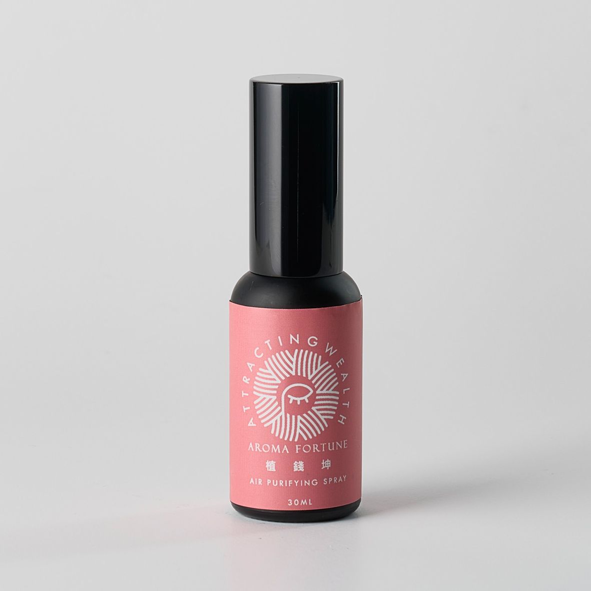 粉紅色小瓶子，黑色瓶蓋，標籤上寫著「Reacting Delight Aroma Fortune」。