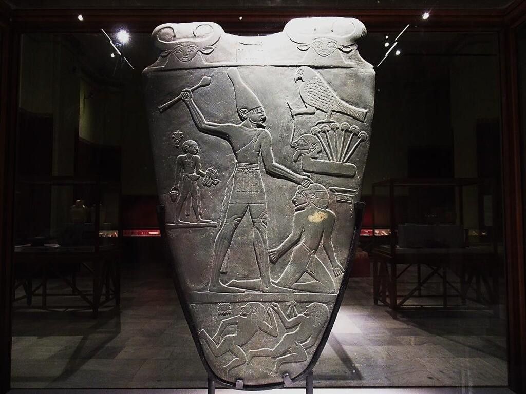 Narmer (Menes), primo faraone dell’Egitto unificato, raffigurato con i simboli della regalità egizia