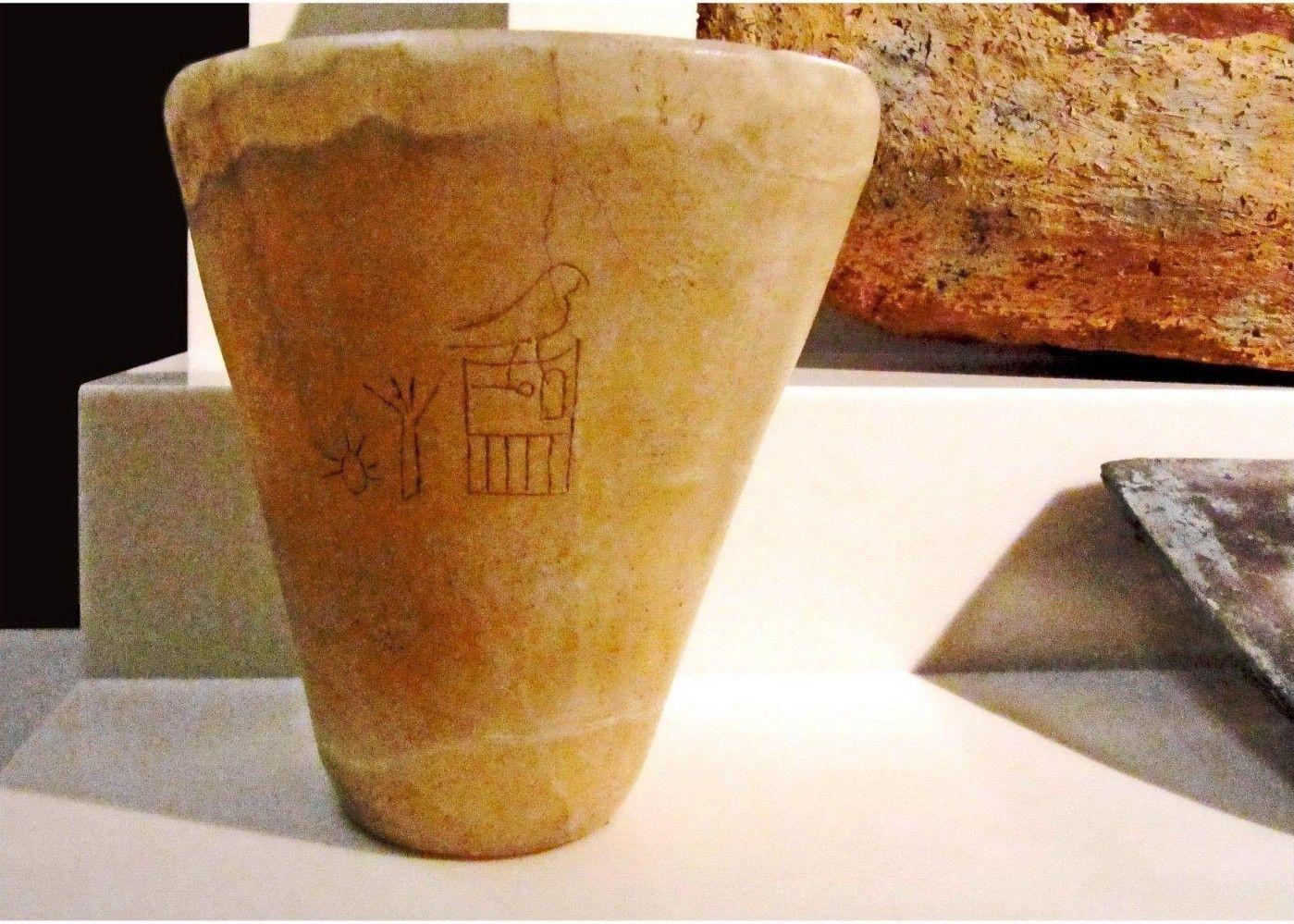 Hor-Aha, uno dei primi faraoni dell’antico Egitto e secondo re della Prima Dinastia, raffigurato in 
