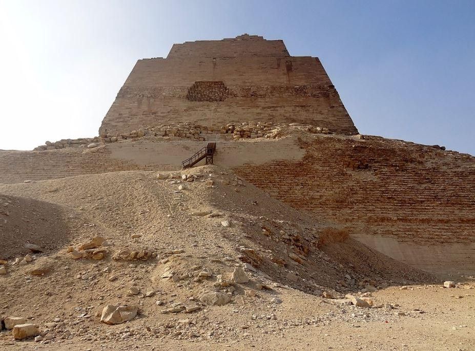 Piramide di Meidum nell'antico Egitto, associata al faraone Huni.