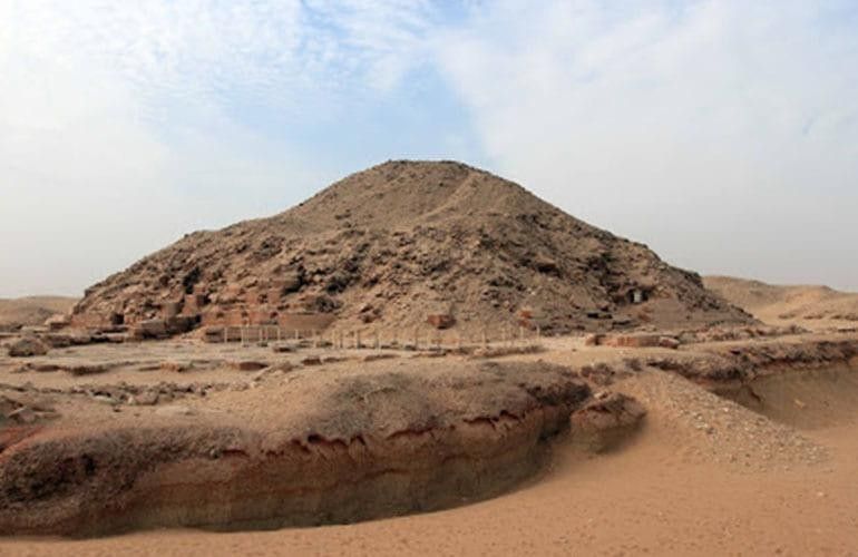 Piramide sepolta di Sekhemkhet a Saqqara, antico Egitto, monumento incompiuto della Terza Dinastia